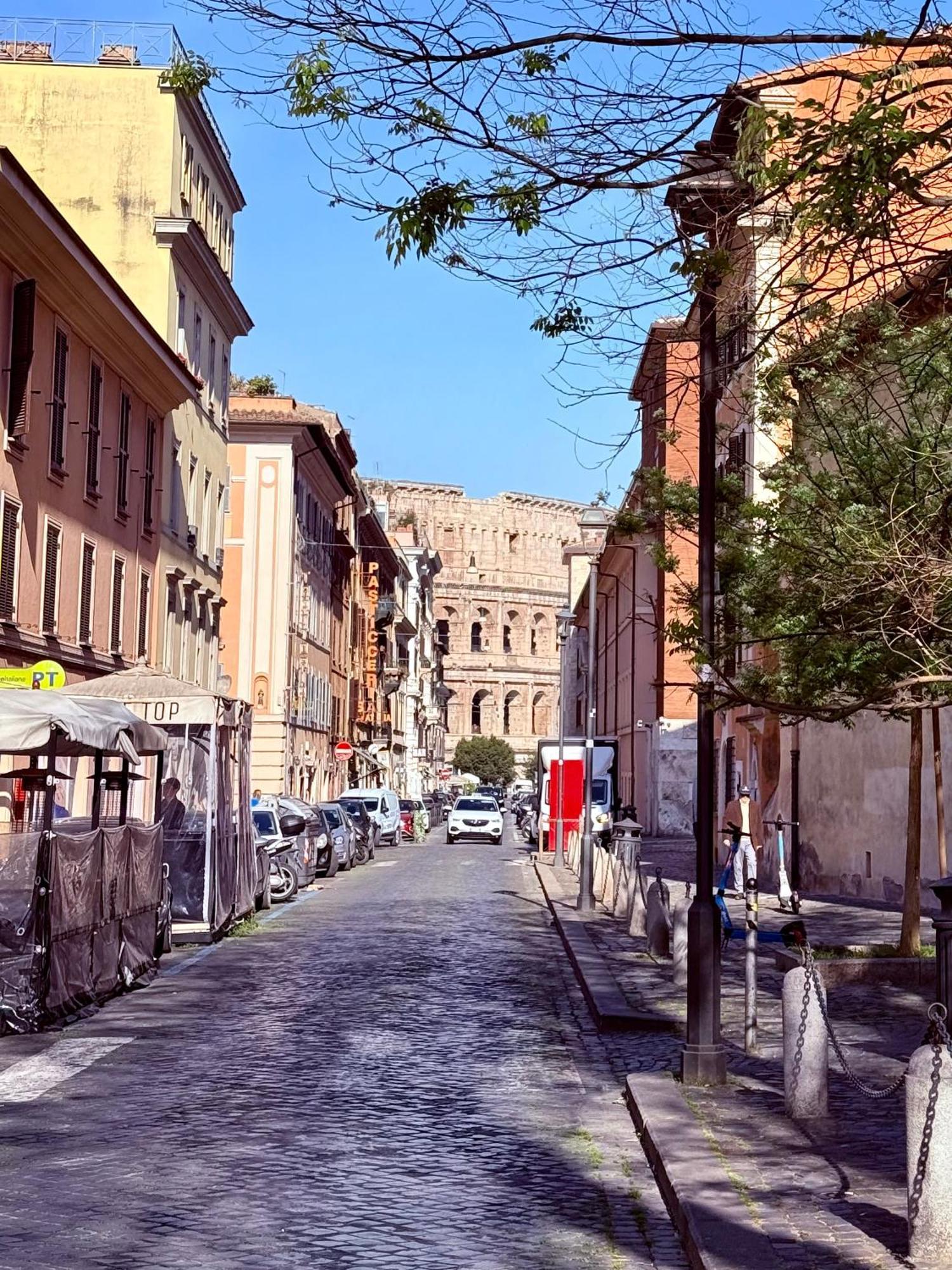 With Private Courtyard - Colosseum & Forum Rom