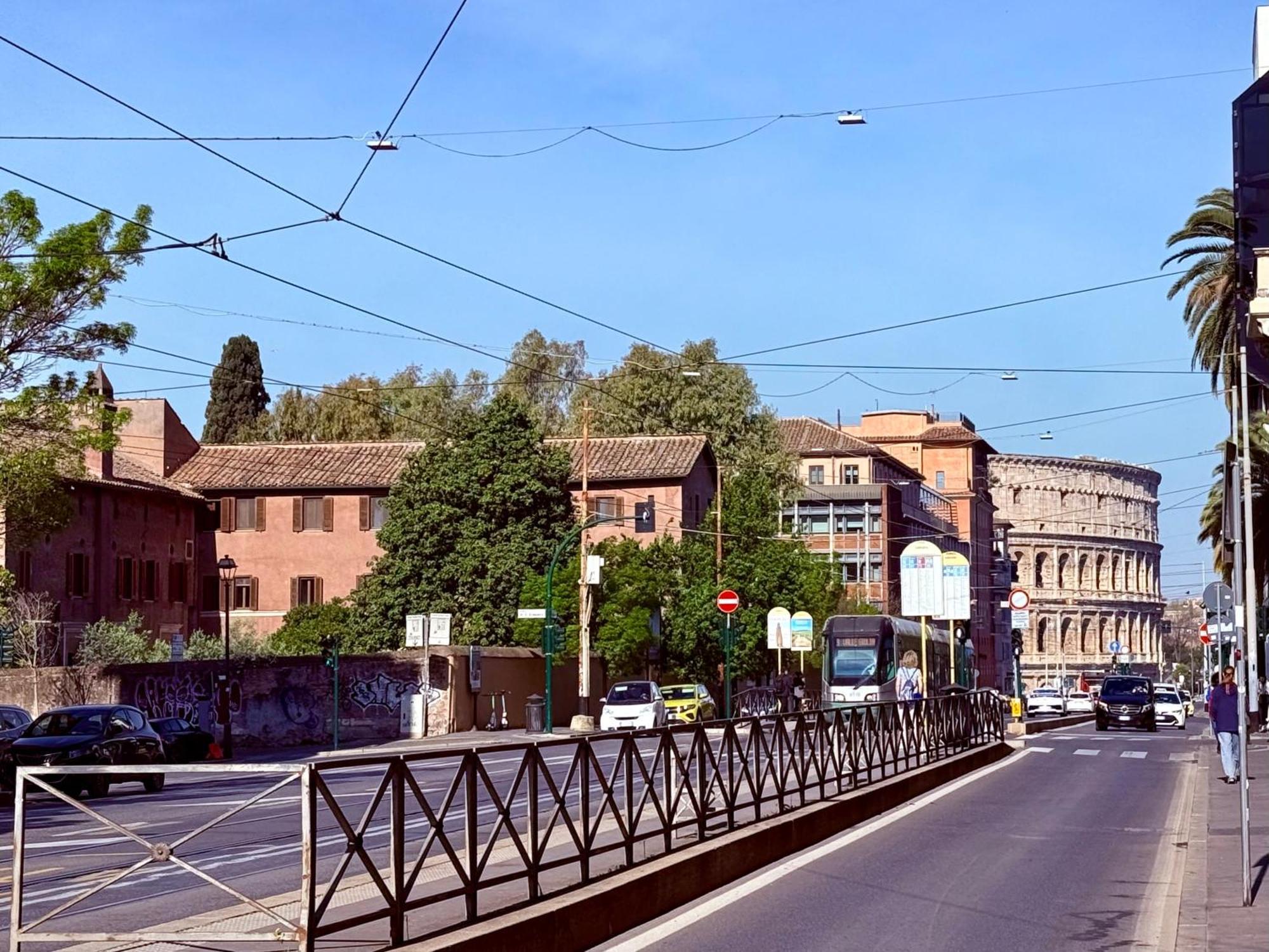 With Private Courtyard - Colosseum & Forum Appartamento Roma